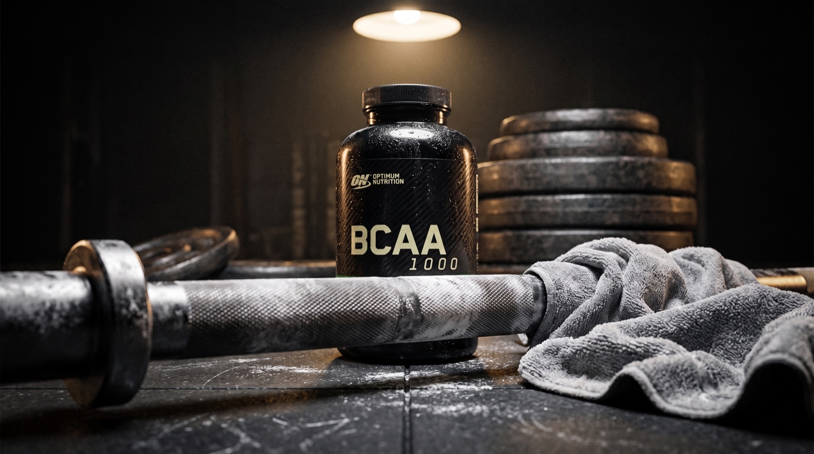 BCAA 1000 Optimum Nutrition на резиновом полу зала рядом со штангой в магнезии