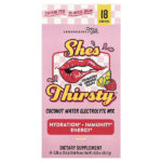 She's Thirsty®, смесь электролитов с кокосовой водой, со вкусом клубничного лимонада (коробка), 18 стиков по 8,4 г (0,3 унции) — Legendairy Milk