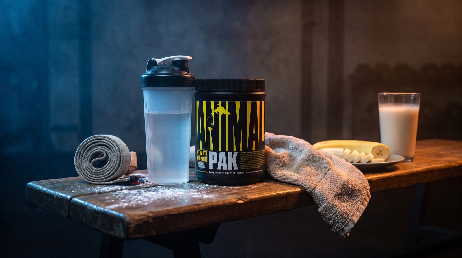 Animal Pak на скамье: шейкер и лямки слева, полотенце и банан справа