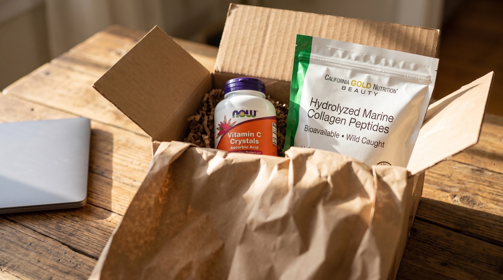 Посылка из США: витамин C NOW Foods и морской коллаген California Gold Nutrition в открытой коробке