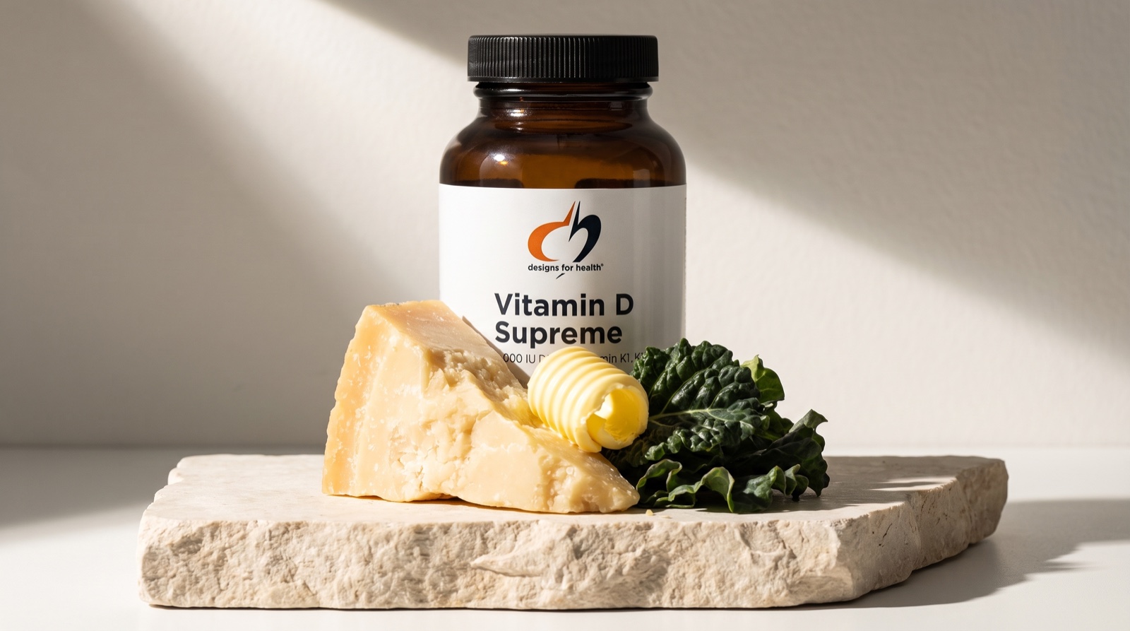 Vitamin D Supreme Designs For Health рядом с выдержанным сыром и зеленью