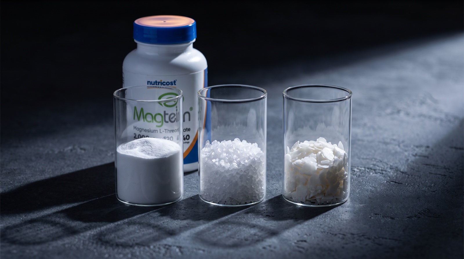 L-треонат магния Magtein Nutricost и три стеклянные чаши с разными формами магния