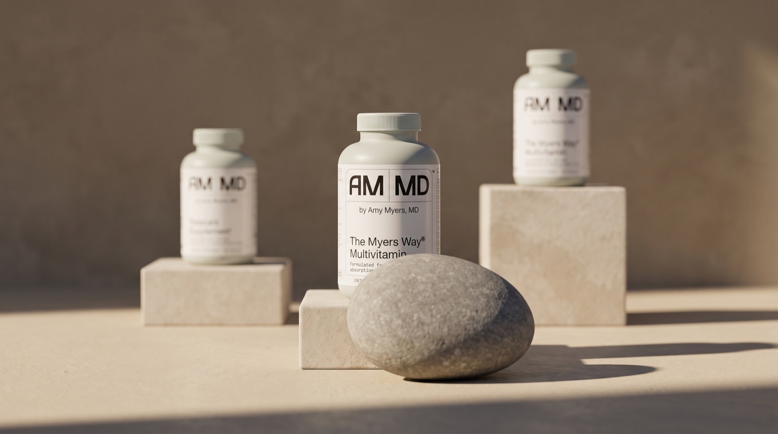 Мультивитамины Amy Myers MD на трёх каменных постаментах разной высоты