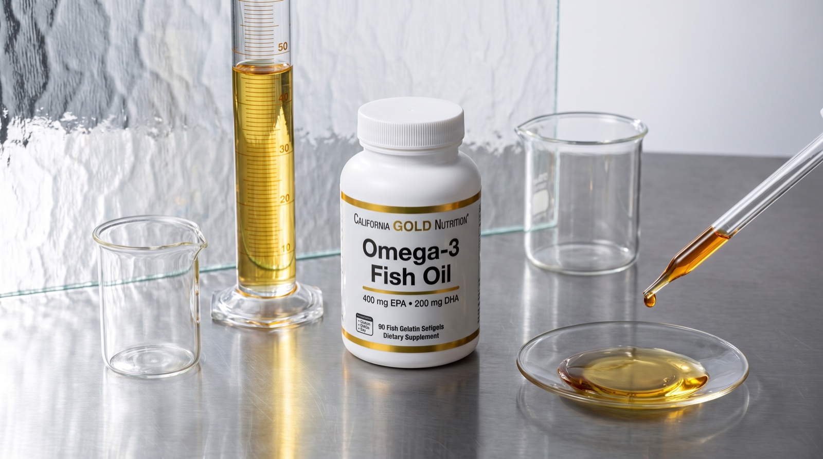 Омега-3 California Gold Nutrition на лабораторном столе со стеклянной посудой