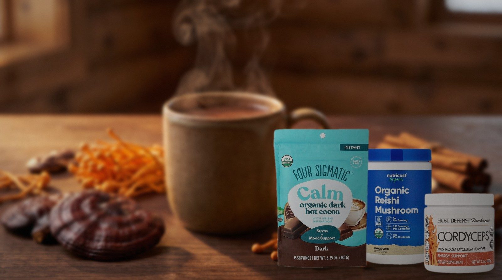 Какао Four Sigmatic Calm, порошки Nutricost Reishi и Host Defense Cordyceps рядом с кружкой какао и грибами на деревянном столе